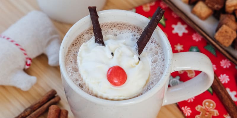 Lav en lækker varm kakao med Rudolf på toppen