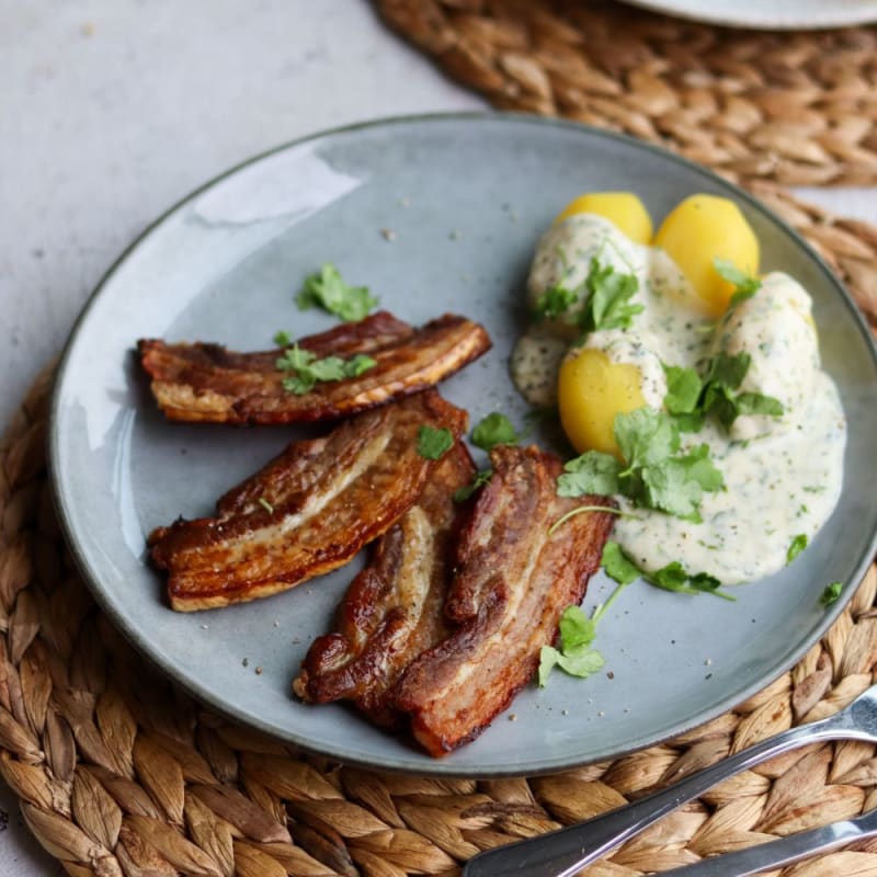 Stegt flæsk med persillesovs og kartofler