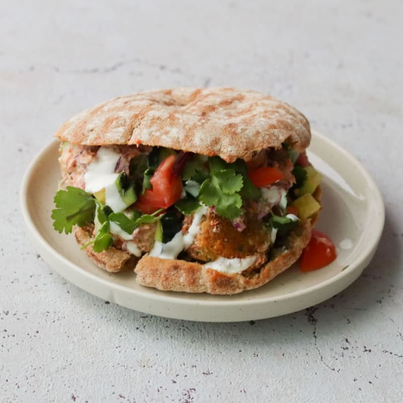 Pita med falafler, grønt, haydari og dressing