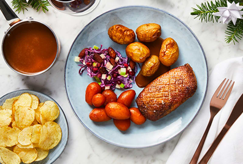 And med frisk rødkålssalat. Køb ind hos BilkaToGo