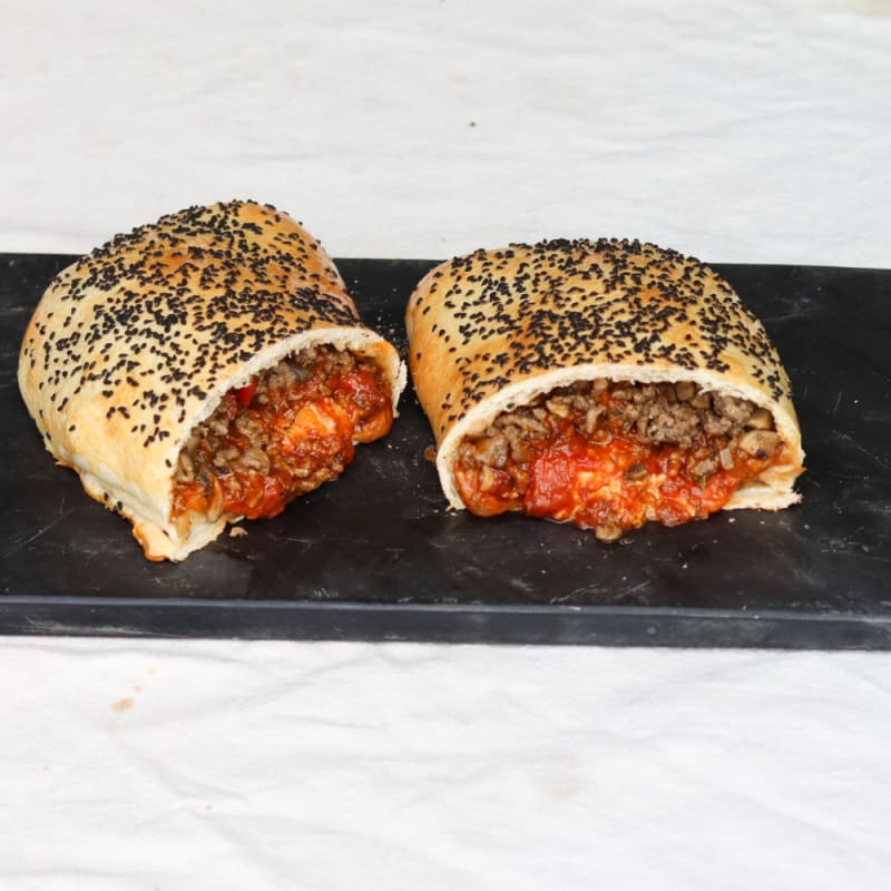 Indbagt pizza med oksekød, tomatsause og ost