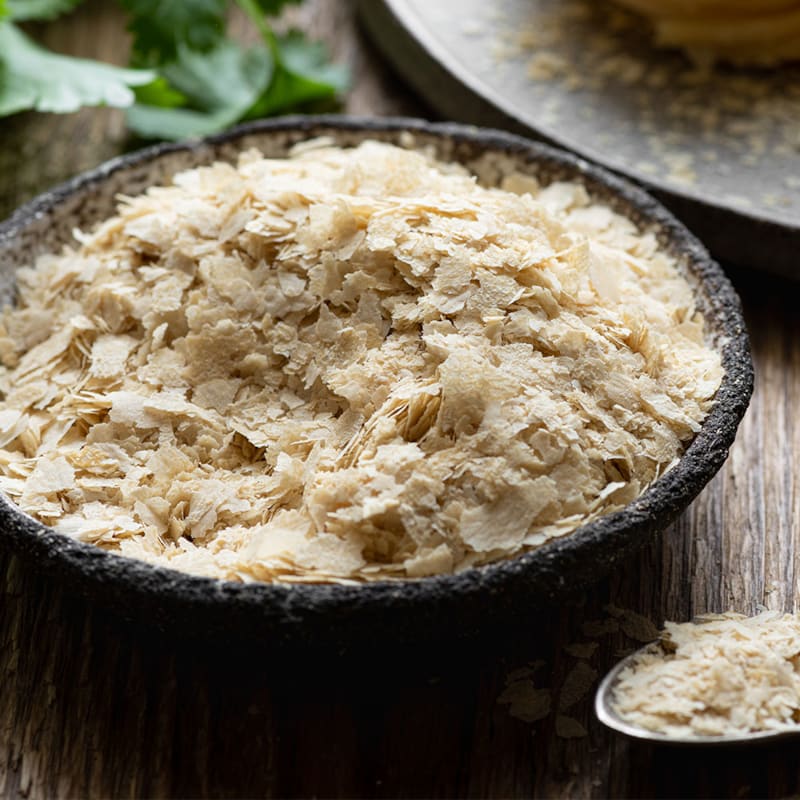 Gærflager i træskål på bord