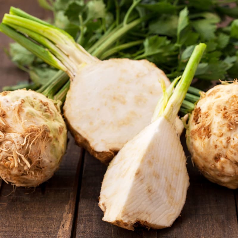 Rå knoldselleri på bord