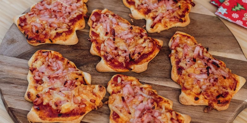 Lav lækre små pizzaer formet som juletræer med BilkaToGo