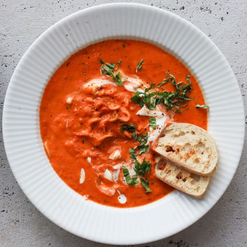 Tomatsuppe med nudler, urter og brød