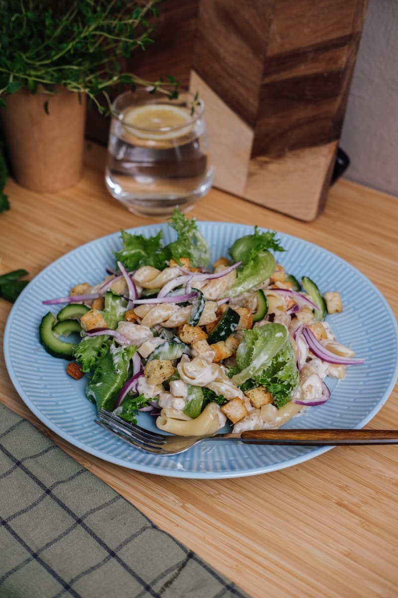 Alt i en salat hældt på tallerken. Opskrift BilkaToGo.