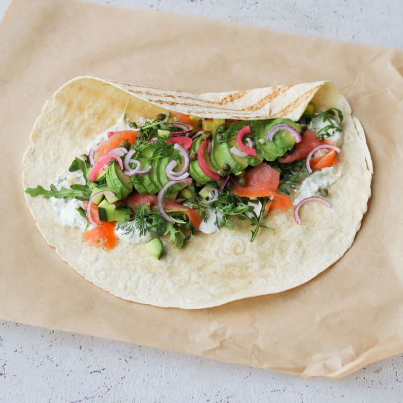 Wraps med laks, grønt og urtedressing