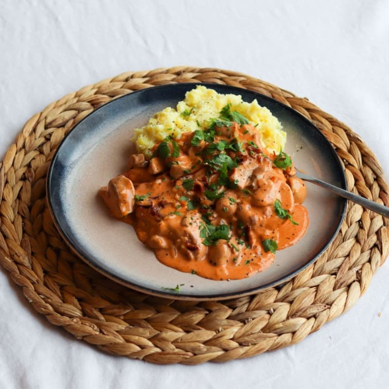 Mørbradgryde med kartoffelmos og urter