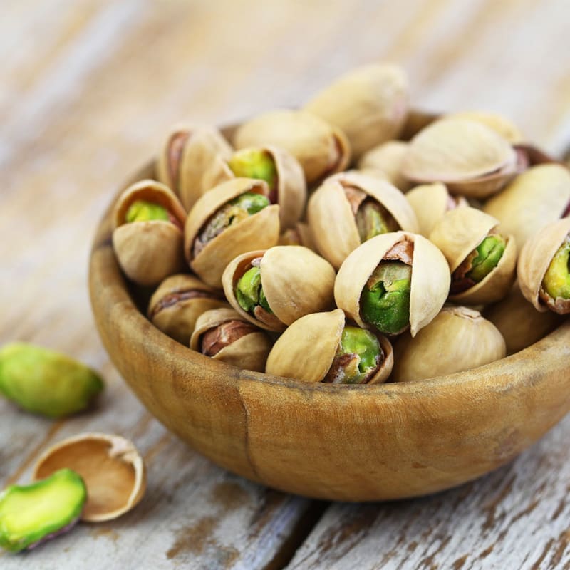 Pistacienødder med skal i skål