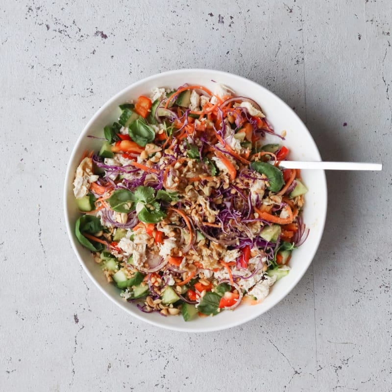 Asiatisk salat med kylling, grønt og dressing