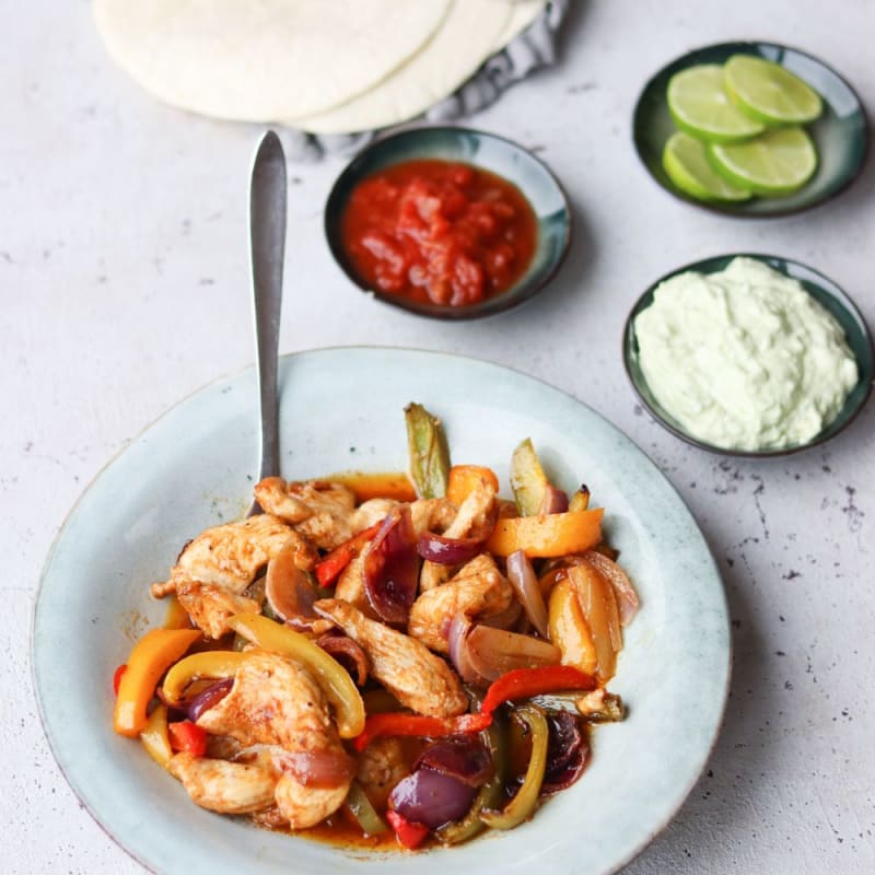Fajitas med kylling, grøntsager og avocadodip
