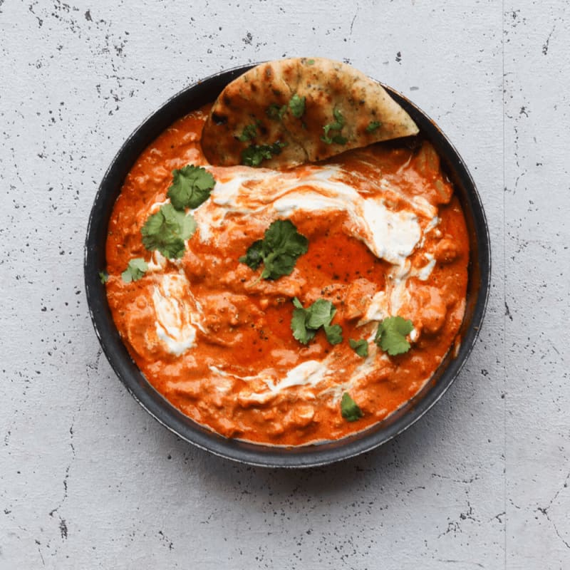 Butter chicken med koriander og naanbrød