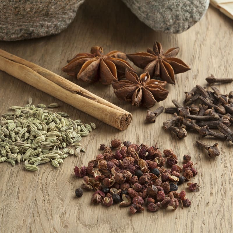 Five spice krydderiblanding. Krydderier som kanel, stjerneanis, nelliker som indgår i five spice blanding.
