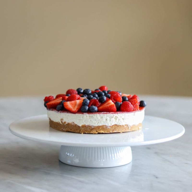 Cheesecake med jordbærgele og bær