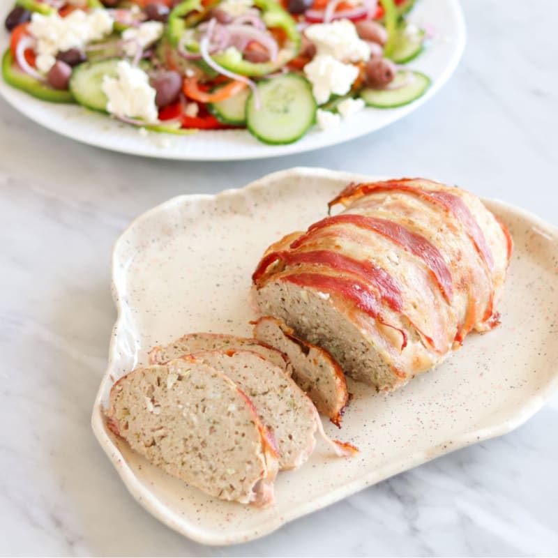 Farsbrød med tilbehør af græsk salat