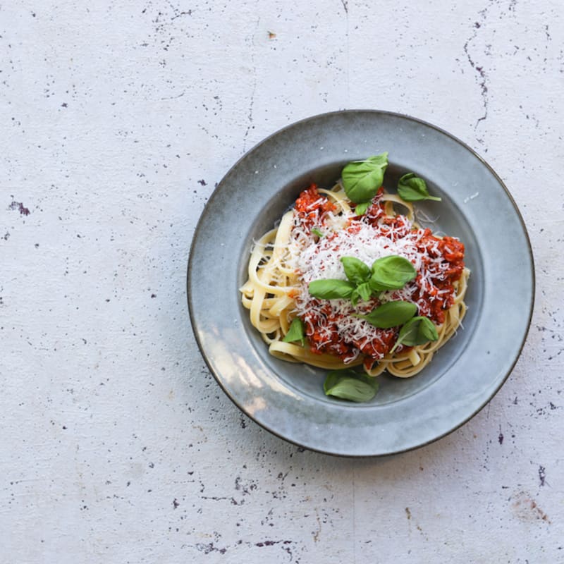 Bolognese med parmesan og basilikum