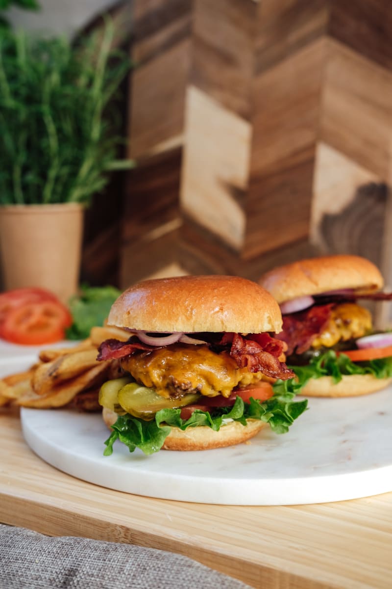 Smash burgers med oksekød, bacon og pickles.