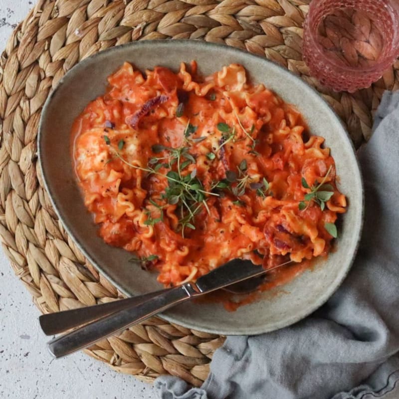 Pasta med salsiccia, mozzarella og urter