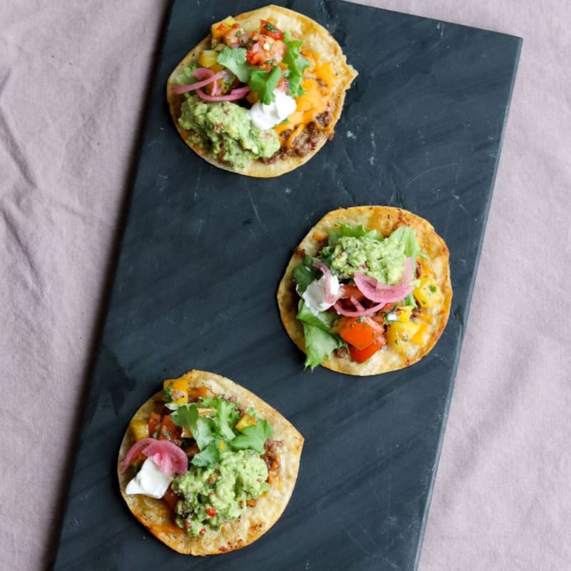 Smashed tacos med oksekød, grønt, guacamole og salsa
