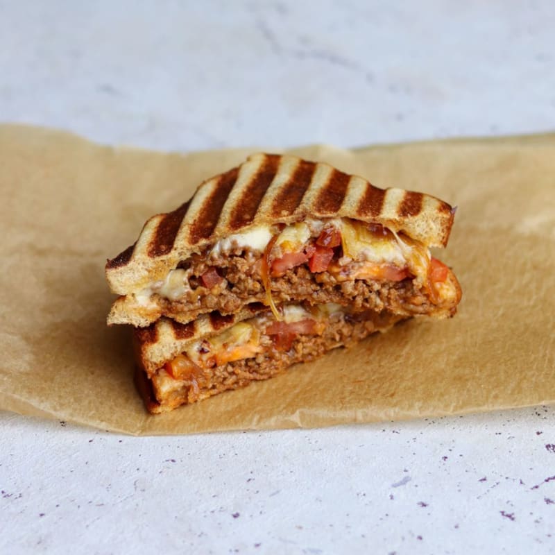 Cowboy toast med oksekød, cheddar og tomat