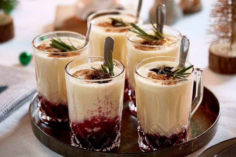 Eggnog i glas med pynt. Opskrift hos Bilka.