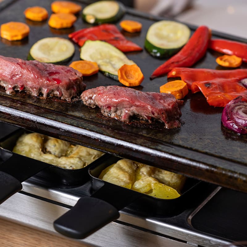 Raclette er en populær ret til nytåraften. Find opskrifter, idéer og ingredienser til raclette hos Bilka.