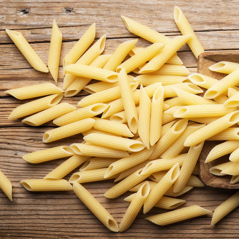 Tørrede pasta penne på bord