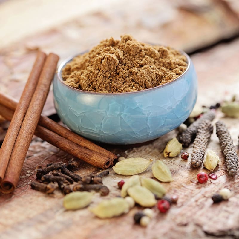 Garam masala krydderiblanding. Krydderier i blanding såsom kanel og kardemomme-pods. 