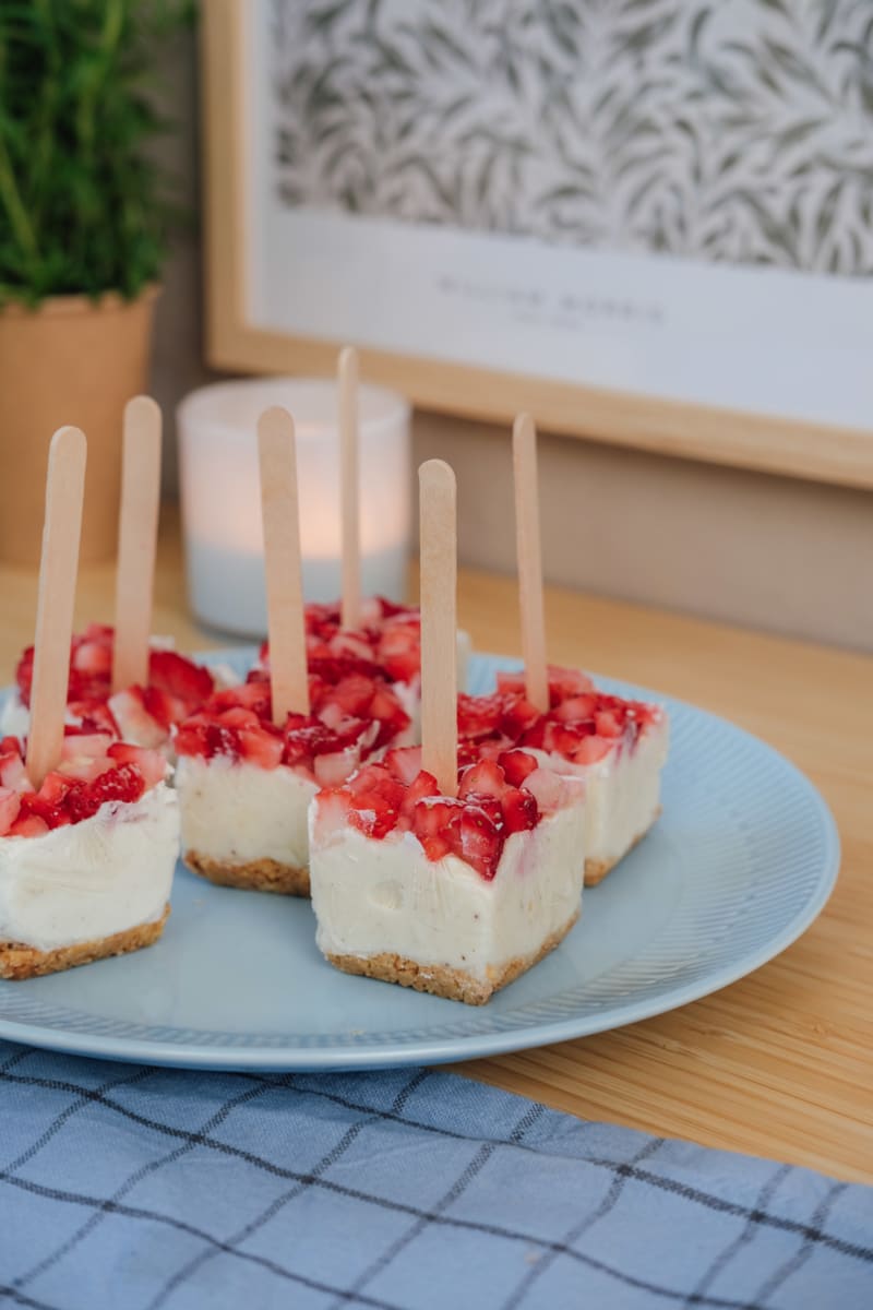 små cheesecake bidder på ispind