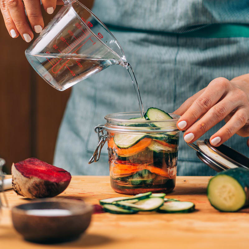 Person fermenterer grøntsager