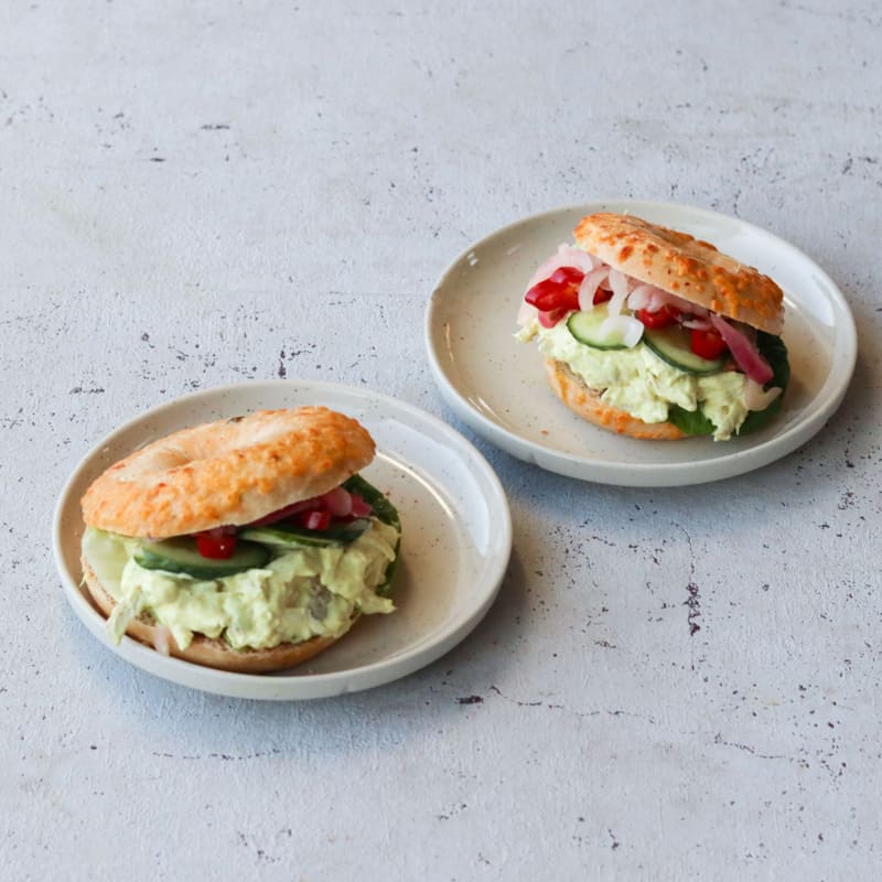 Bagels med kylling, grønt og karrydressing