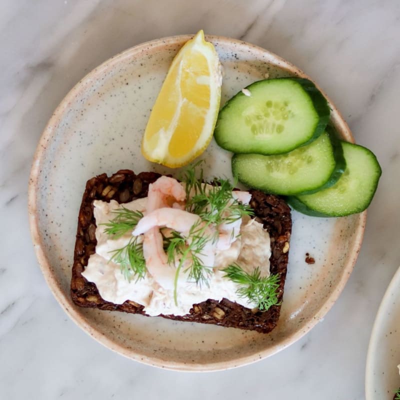 Tunmousse med brød til, rejer, agurk og citron