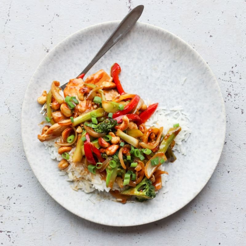 Cashew chicken med kylling, grøntsager og nødder