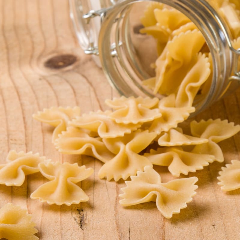 Tørrede farfalle pastasløjfer på bord