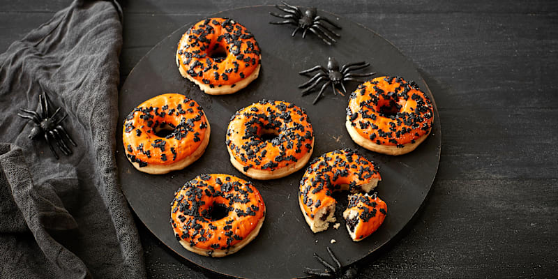 Halloween donuts. Orange med krymmel.