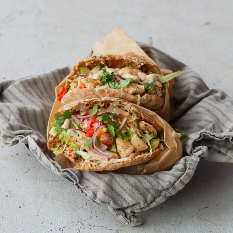 Pita med kylling, grønt og burgerdressing