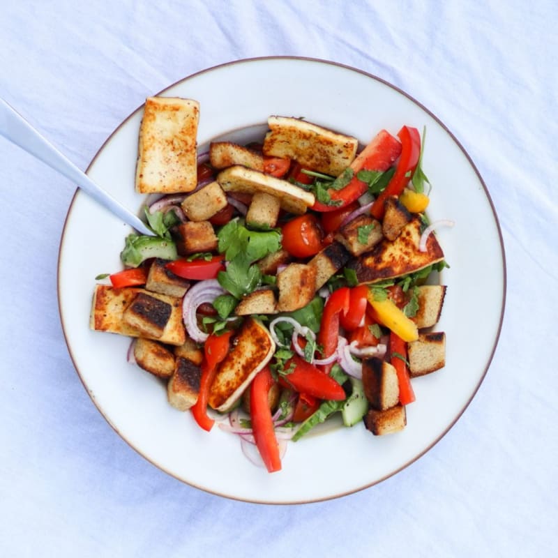 Fattoush salat med grønt, brød og dressing