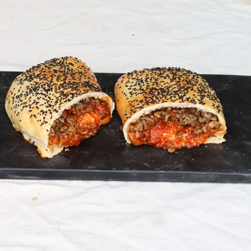 Indbagt pizza med oksekød, tomatsause og ost