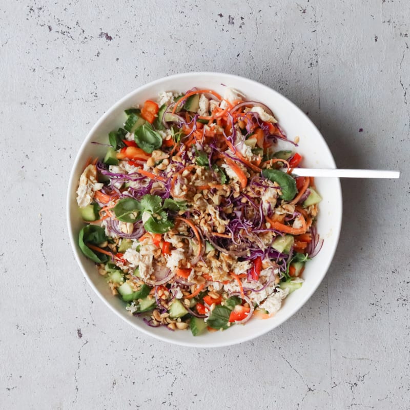 Asiatisk salat med kylling, grønt og dressing