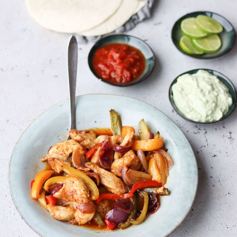 Fajitas med kylling, grøntsager og avocadodip