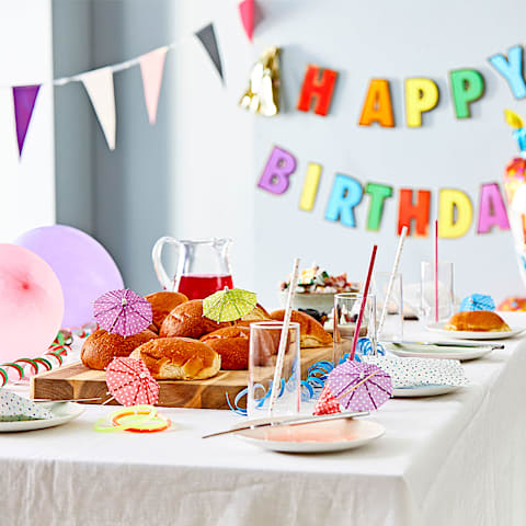 Bord med flot opdækning til fødselsdagsfest