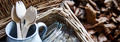 Picnic med bestik og glas til skovturen