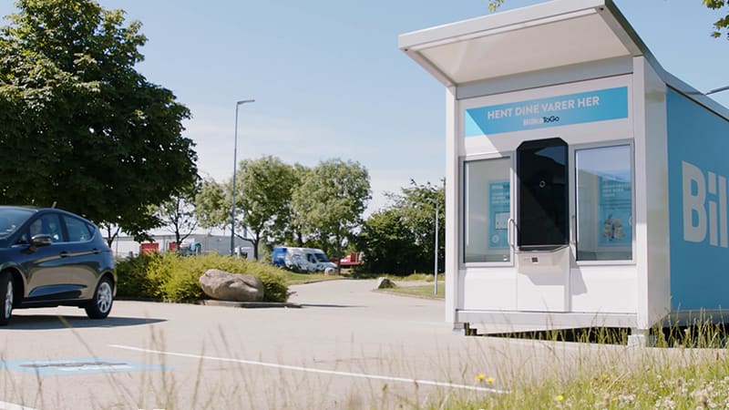 Bil henter BilkaToGo varer ved Pick-Up station