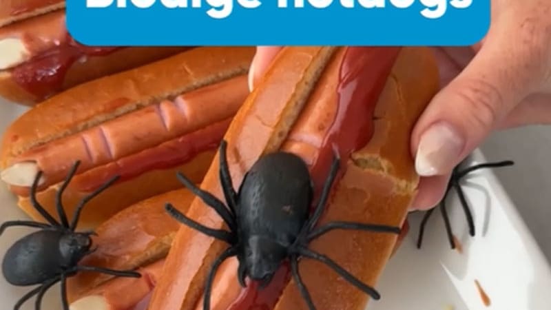 Halloween hotdogs med fingre og edderkopper