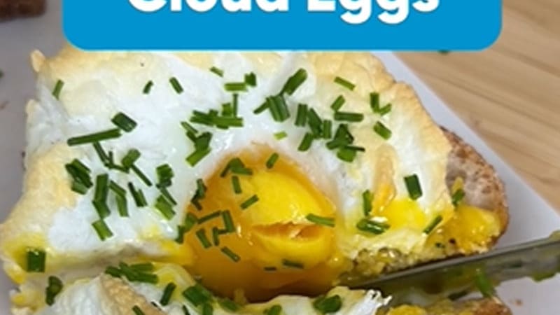 Få opskriften på de populære cloud eggs hos BilkaToGo