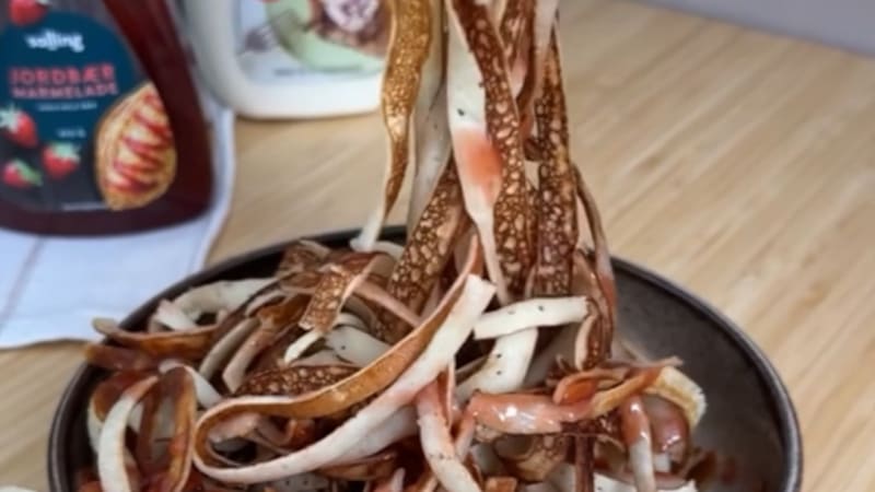 Lav nem og sjov pandekage spaghetti. Opskrift hos BilkaToGo.
