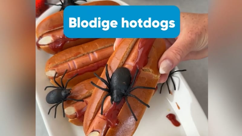Halloween hotdogs med fingre og edderkopper
